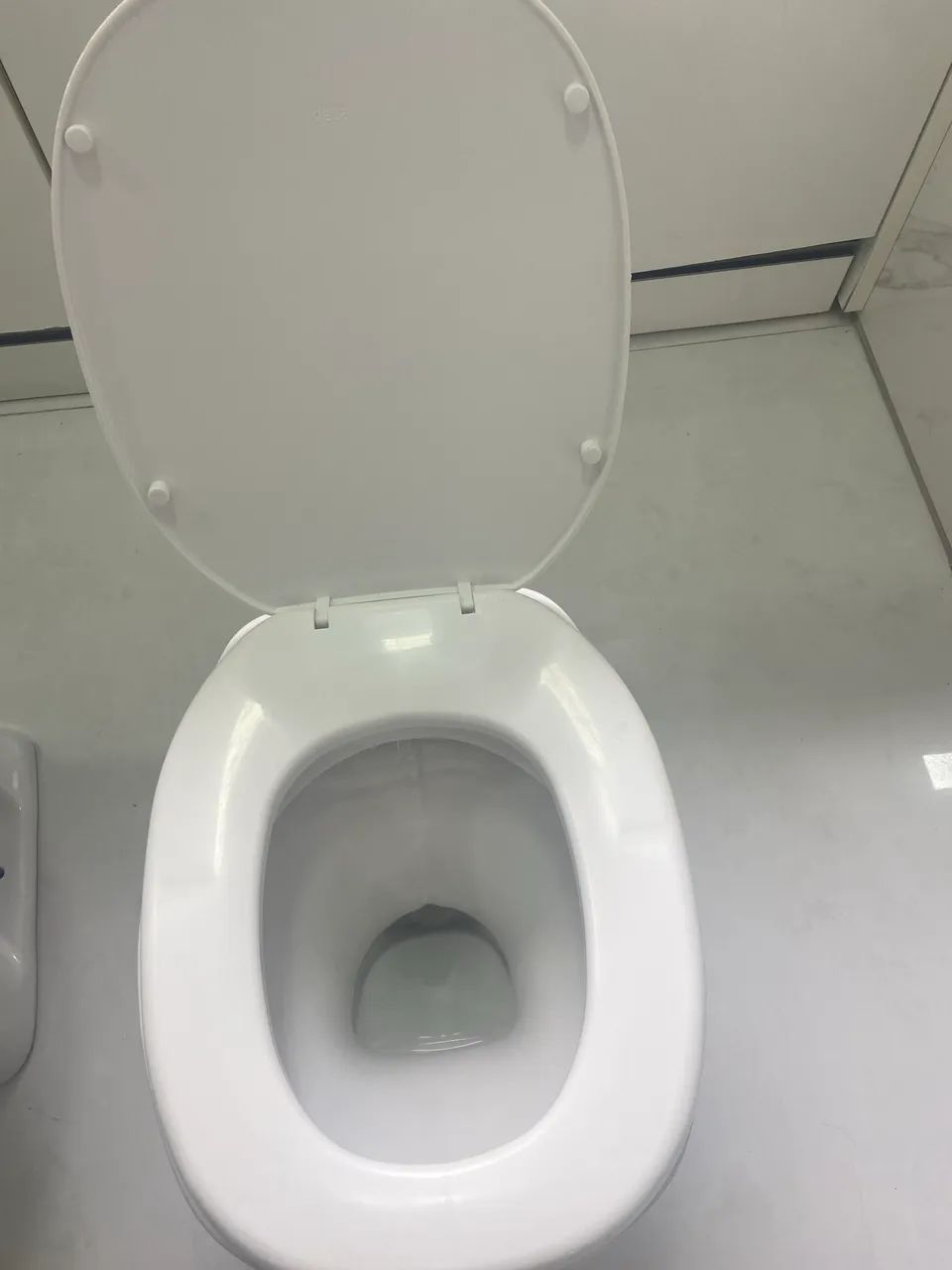 Vaso sanitário de parede Deca com tampa 