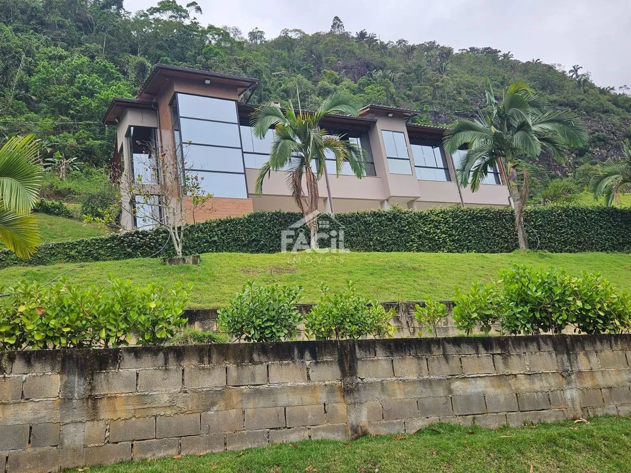 Casa à venda no Centro de Vargem Alta com 3 suítes e 400m²
