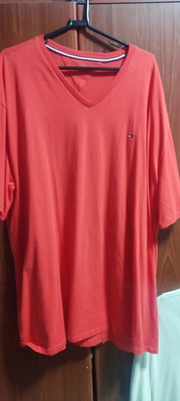 Camisa em gola "V" da Tommy Hilfiger Plus Size (x2)