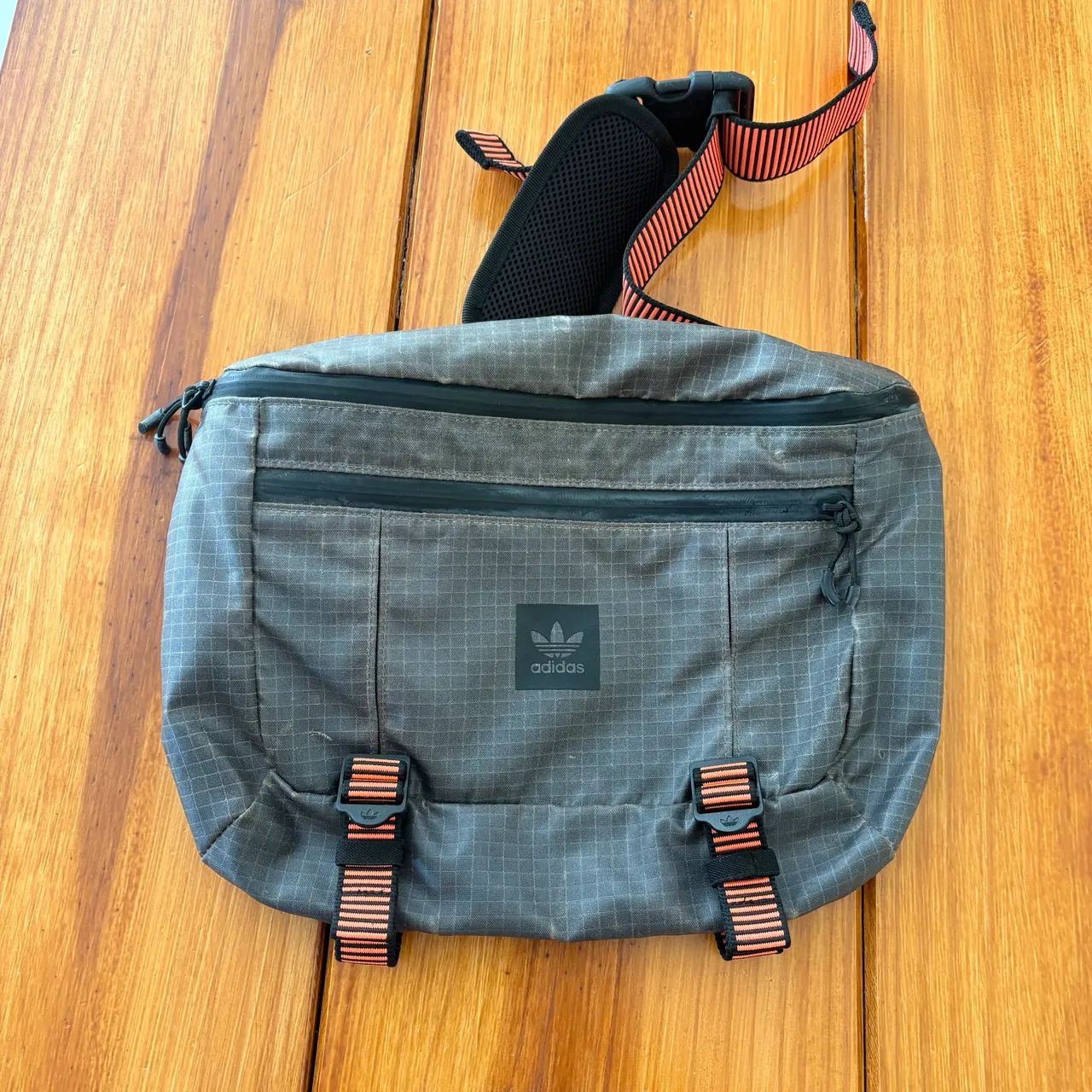 ルナ　0910 bolsa ajustável adidas cinza e laranja - Bolsas, malas e mochilas