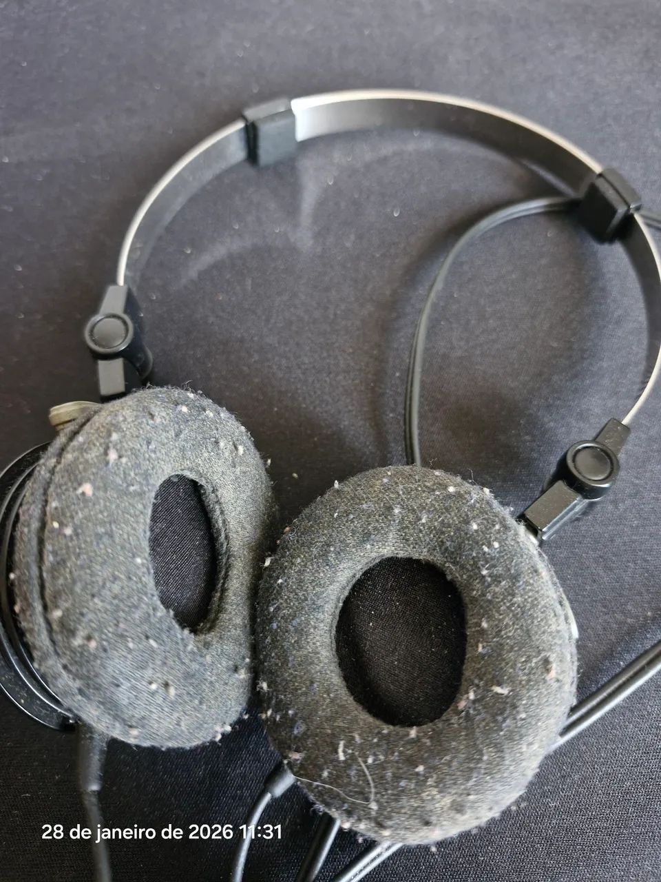 Fone Akg k414p funcionando bem com marcas de uso - Foto 3