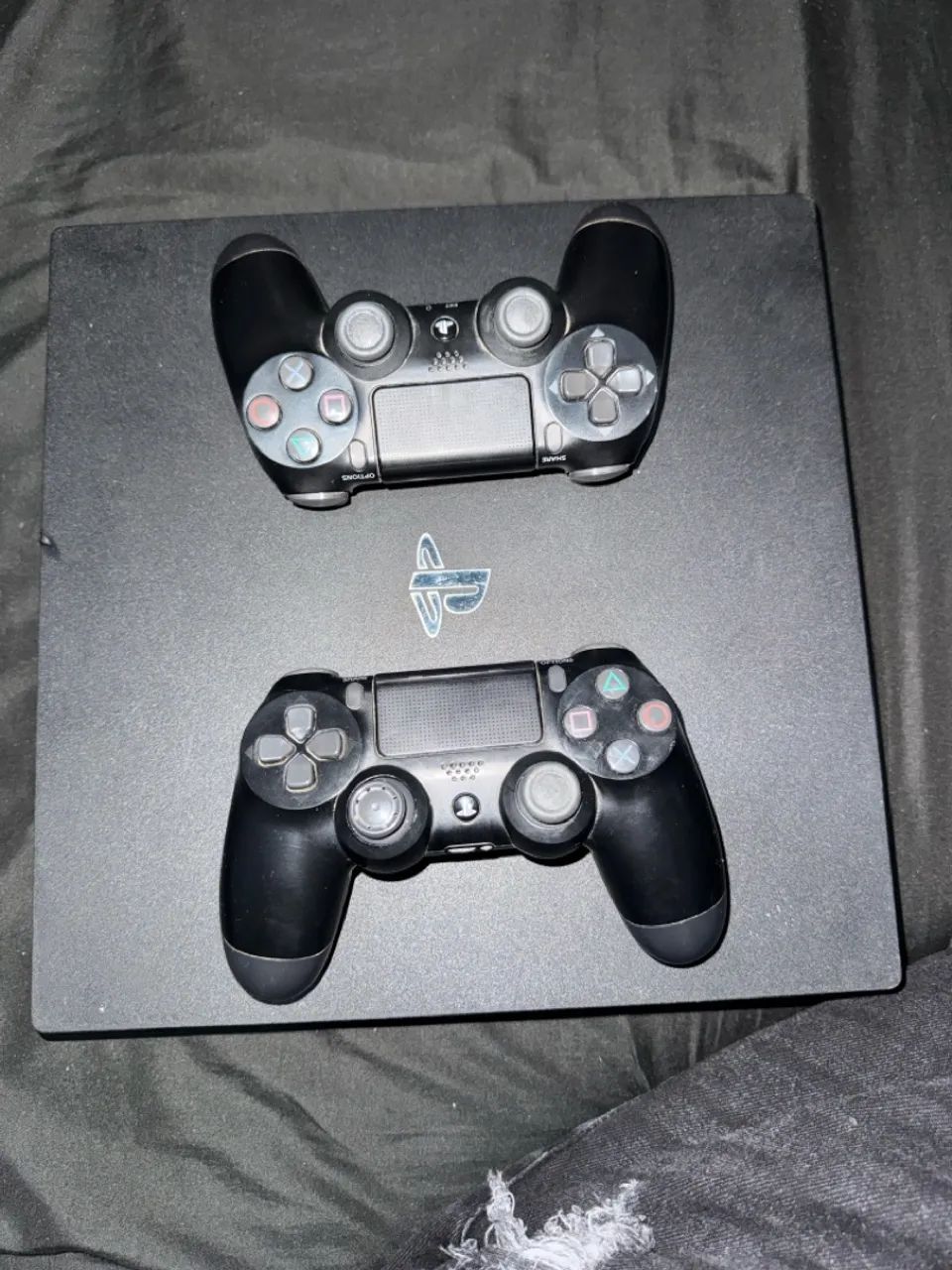 PS4 1TB Conservado + 2 Controles  - Foto 3