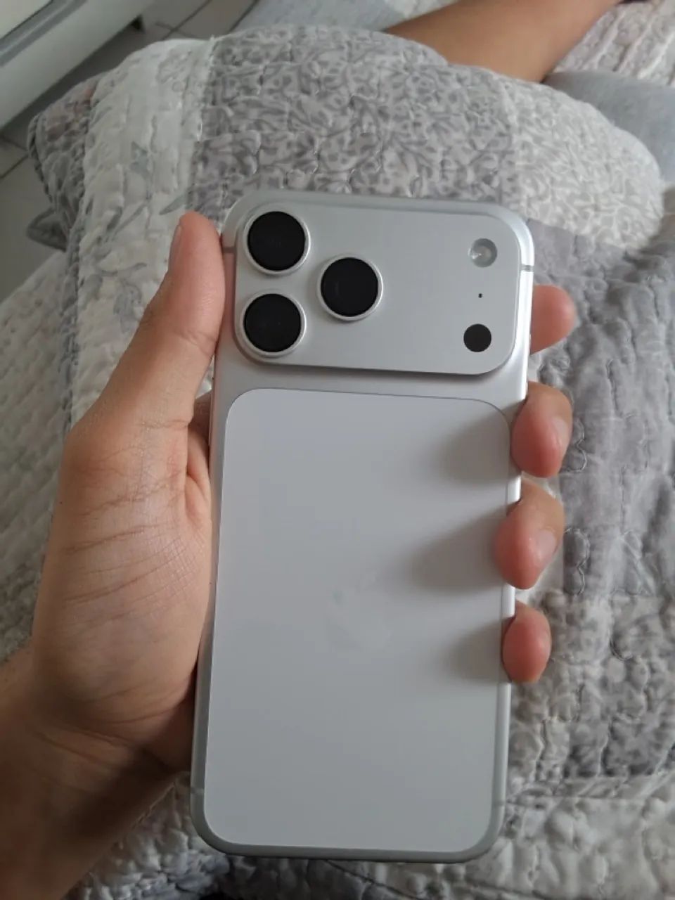 17 pro max extremamente novo.