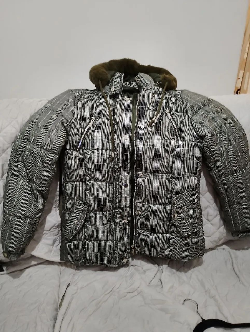 Jaqueta puffer feminina com capuz removível 