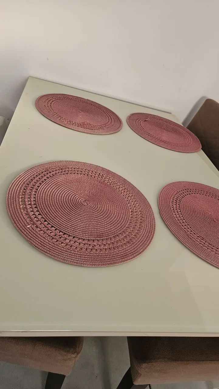 Mesa de jantar já com 4 cadeiras - Foto 3