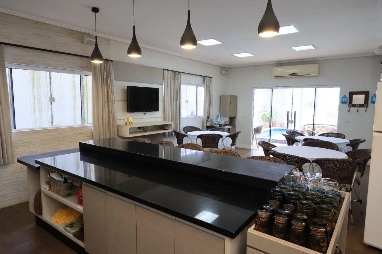 Casa mobiliada com piscina e 4 quartos em Penha - Foto 3