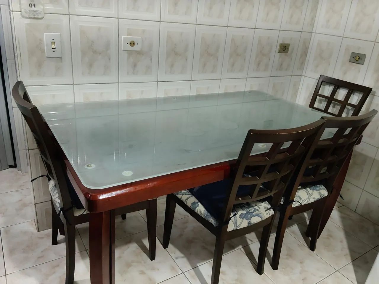 Mesa de madeira com tampo de vidro - Foto 2