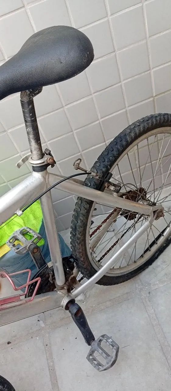 Vendo bicicleta,os pneus baixos e com uma folga. - Foto 4