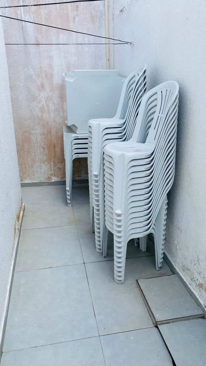 Desapego: 6 Jogos de Mesa de Plástico com 4 Cadeiras Cada (Brancas) - Foto 3
