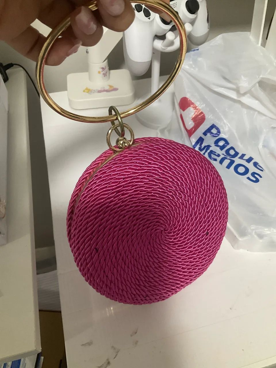 Bolsa de mão e com alça de ombro e mão rosa e dourado