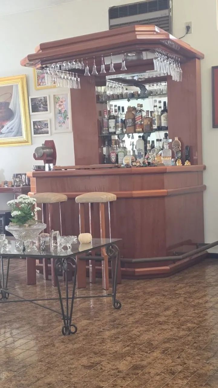 Bar de madeira com banquinhos