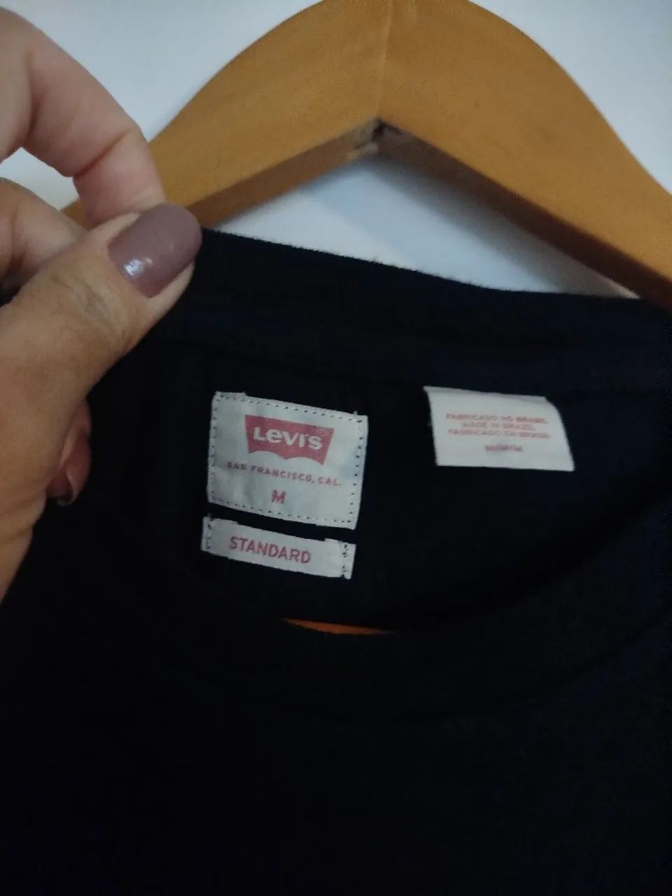 Camiseta Levis preta M - Foto 2