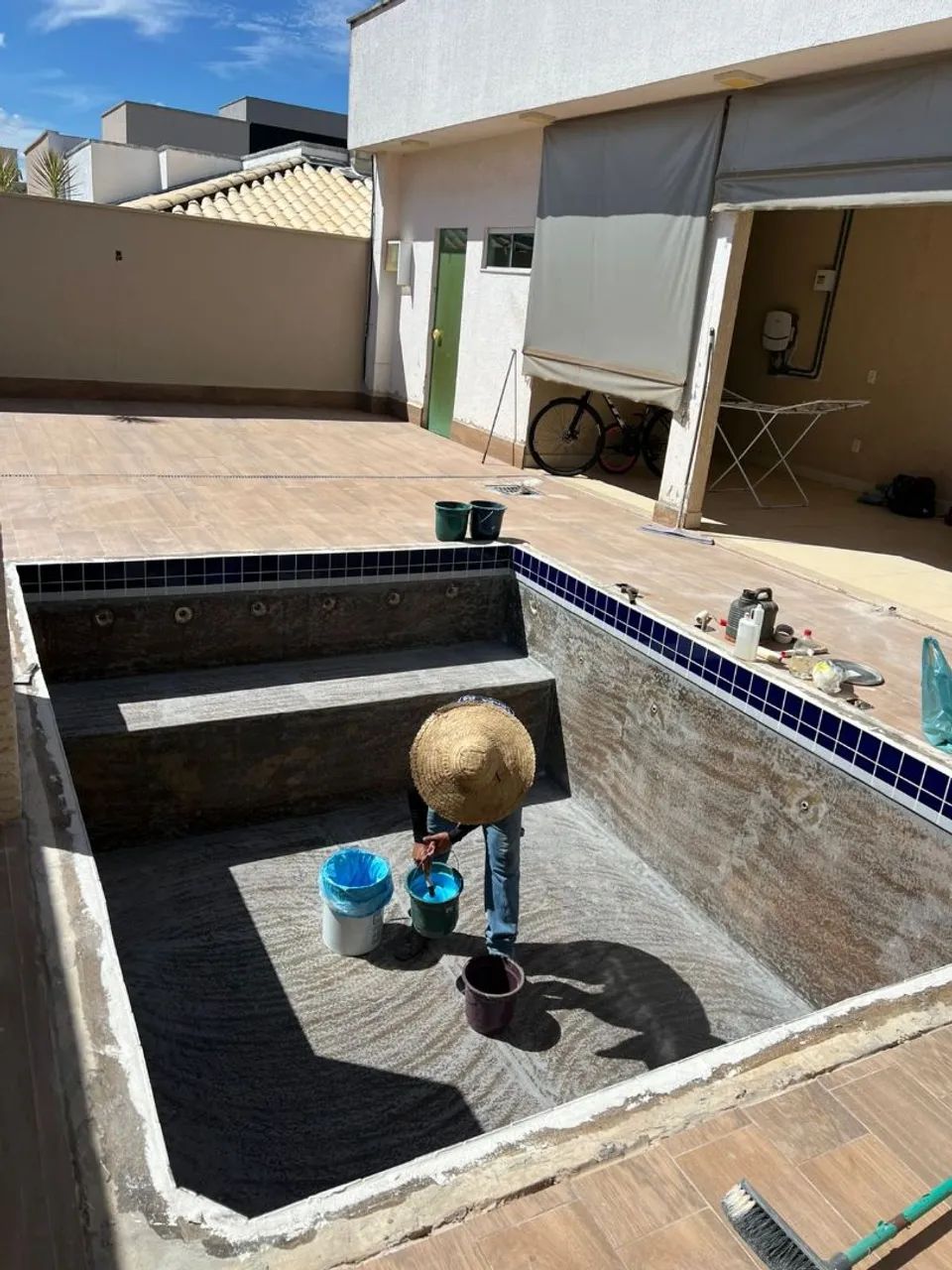 Reformas e pintura em piscinas de fibra