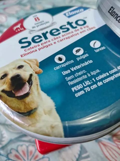 Coleiras anti-pulgas e carrapatos. 