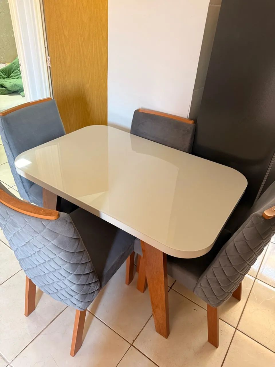 MESA COM 4 CADEIRAS