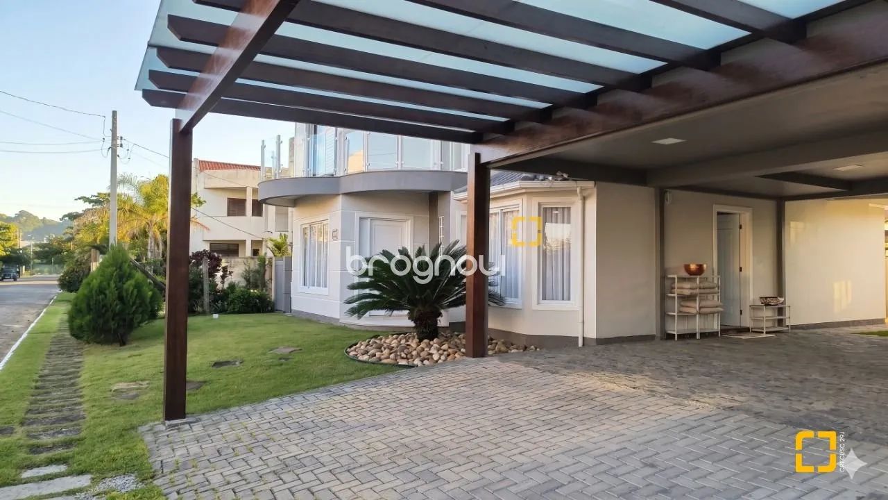 Casa em condomínio com 3 quartos e vista pro mar.