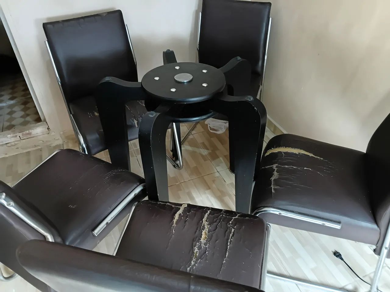 Mesa e cadeiras usadas - Foto 4