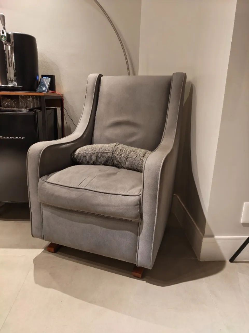 Poltrona decorativa amamentação balanço com molas linho cinza com puff, frete  comprador - Foto 4