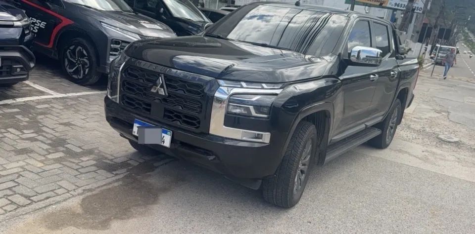 Mitsubishi TRITON HPE 2.4 CD 4X4 TB Diesel Aut. 2026 - Foto 2
