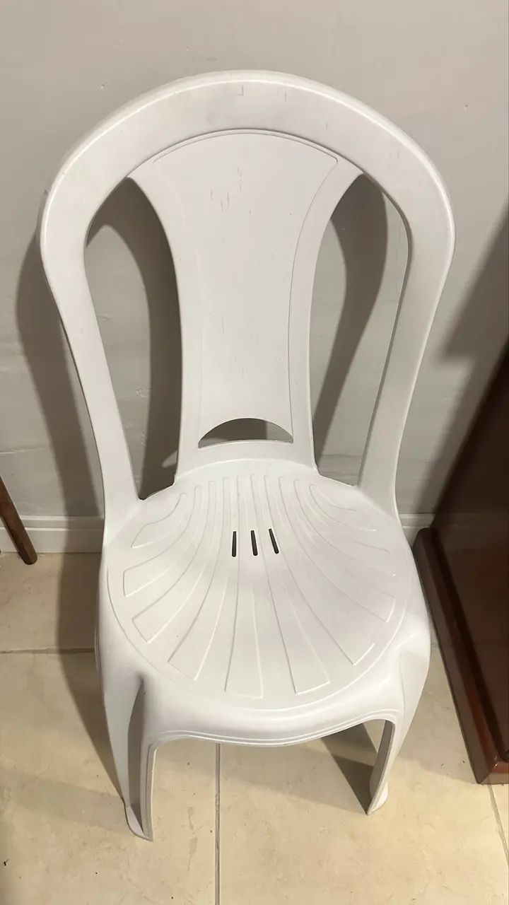 02 cadeiras de plástico resistentes 