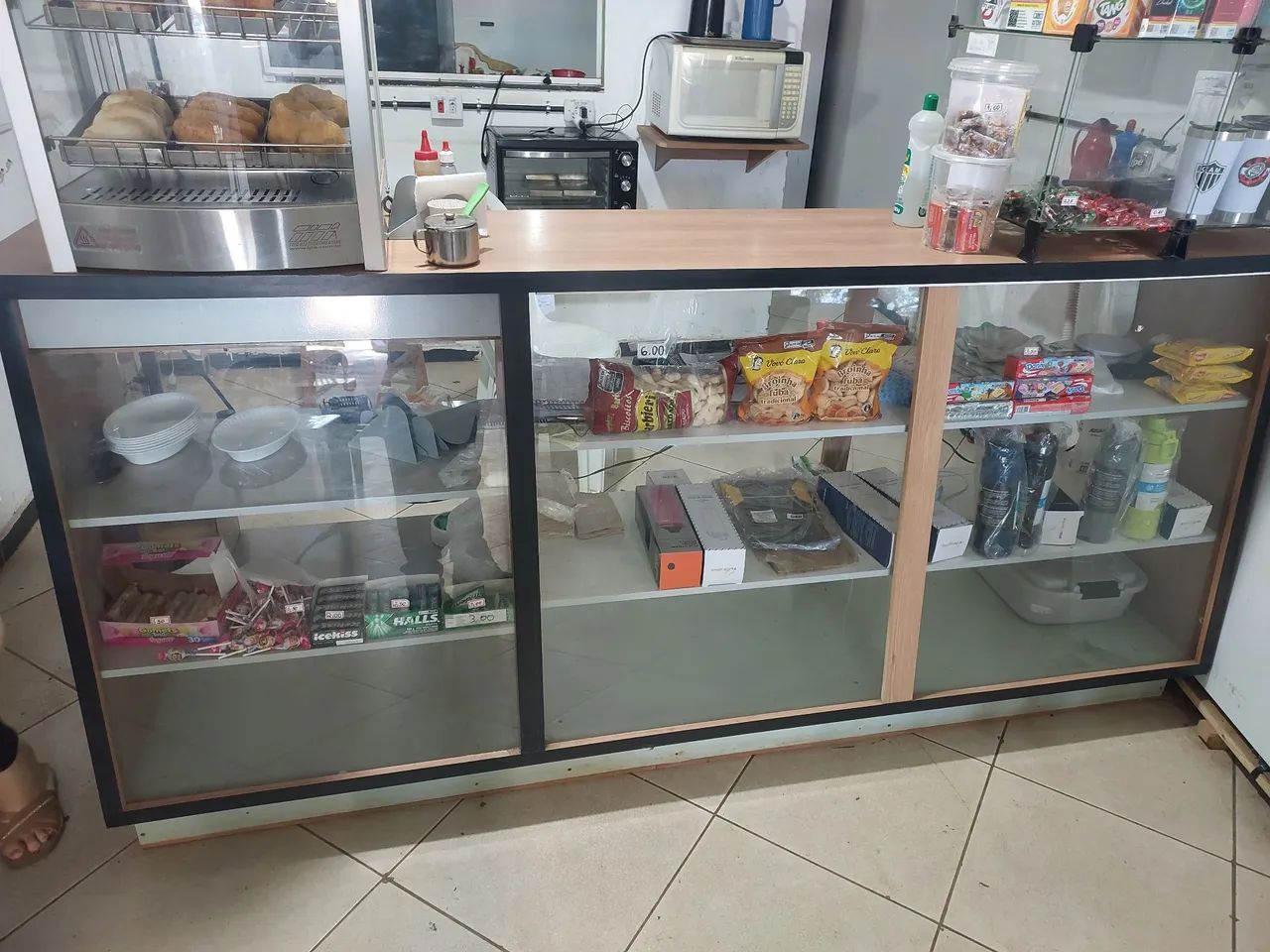 Balcão com caixa em mdf e vodros