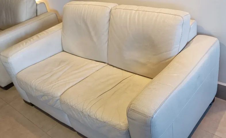 Conjunto de sofás em couro 2 e 3 lugares da Natuzzi (marca Italiana)