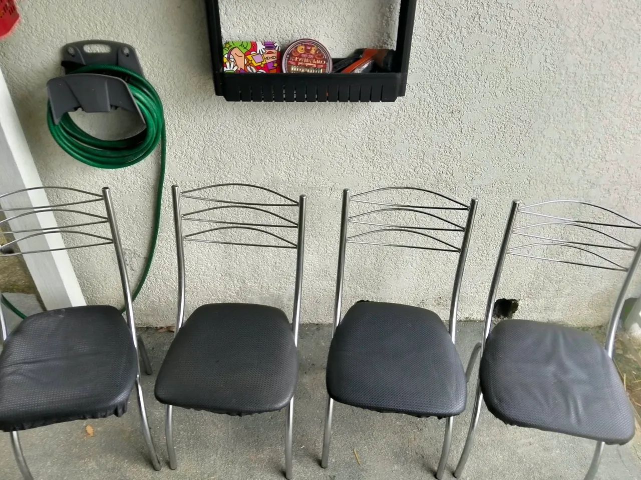 Vendo 4 cadeiras cromadas e estofadas.  - Foto 4