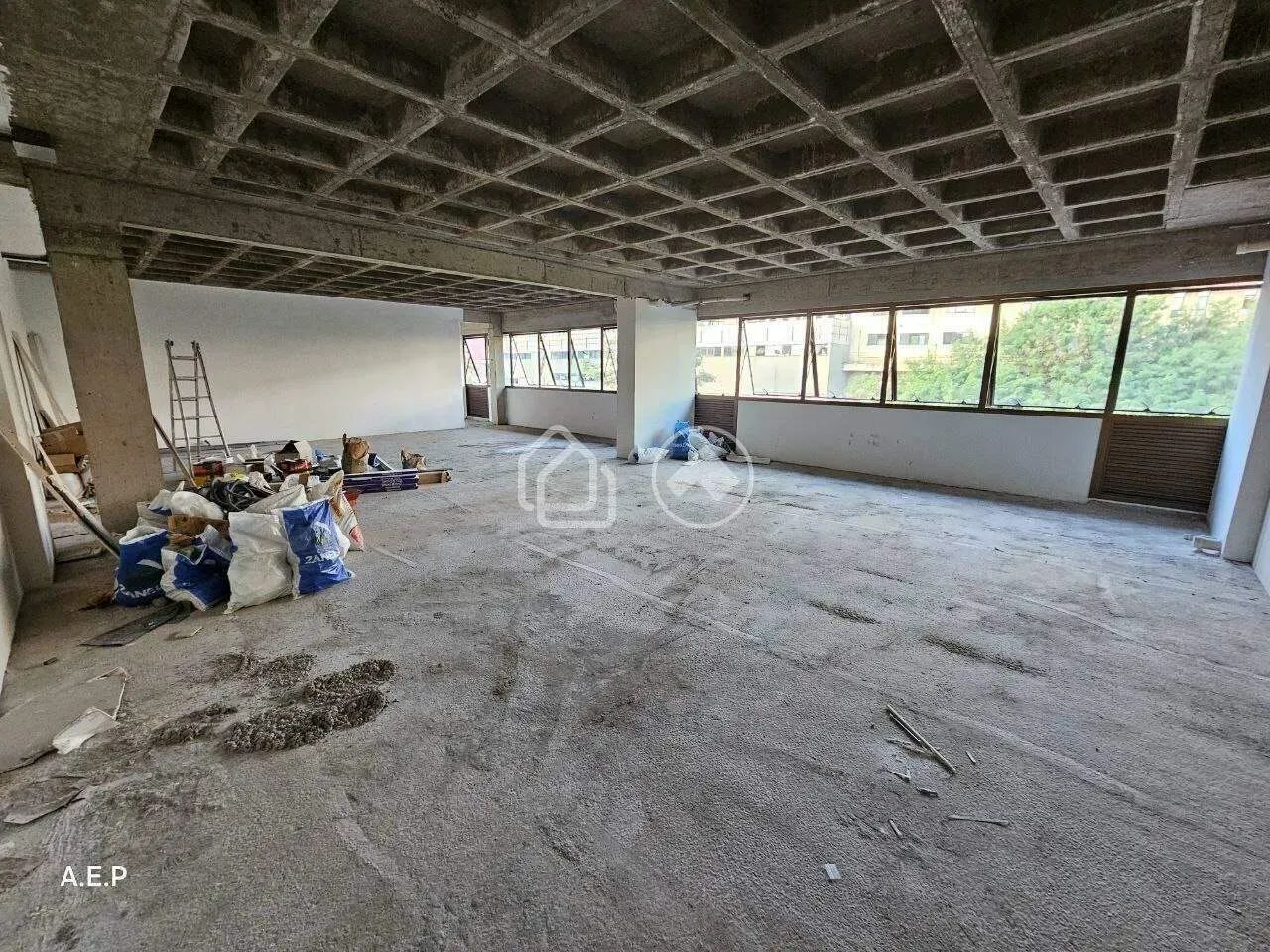 Otima Sala comercial no Estoril Venda