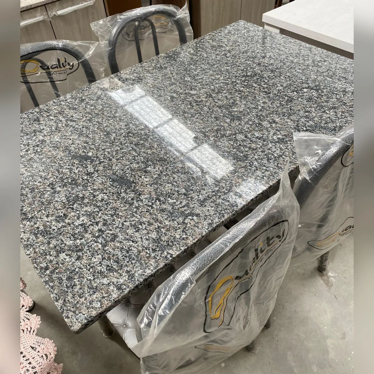Mesa com 4 cadeiras - entrego 