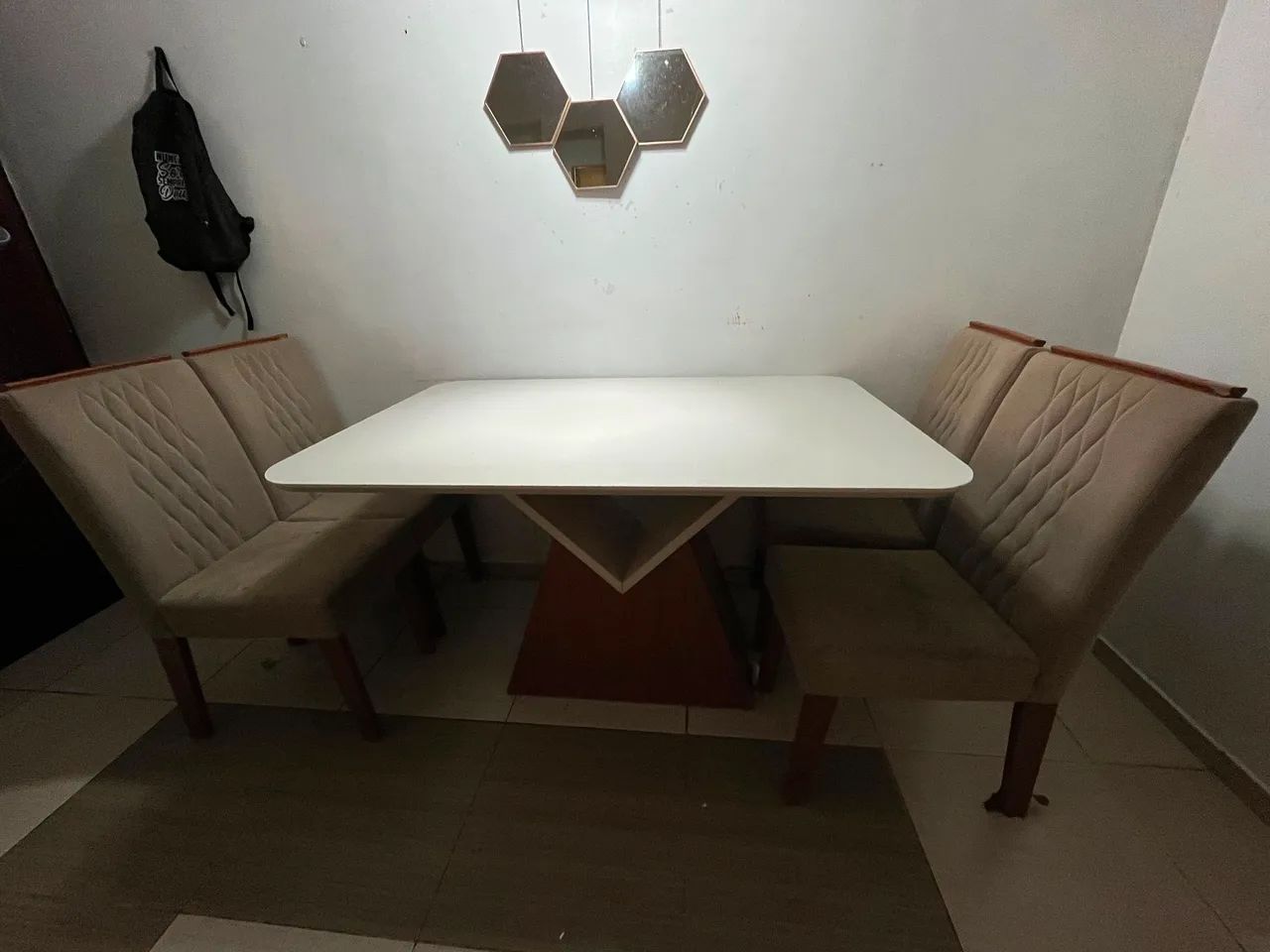 Vendo conjunto de mesa com tampo de vidro e 4 cadeiras 