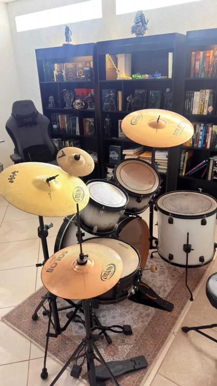 Bateria acústica usada RMV com pratos Orion.