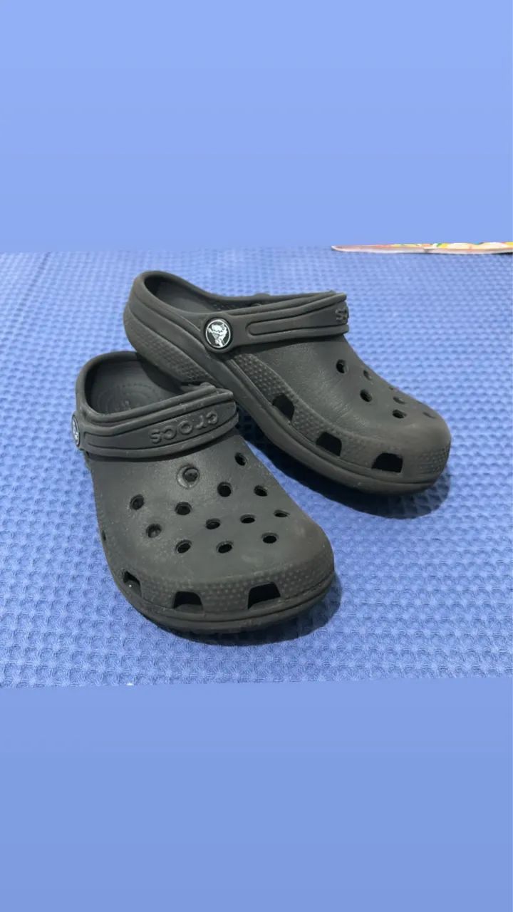 Crocs infantil e sapato social os dois por 90,00