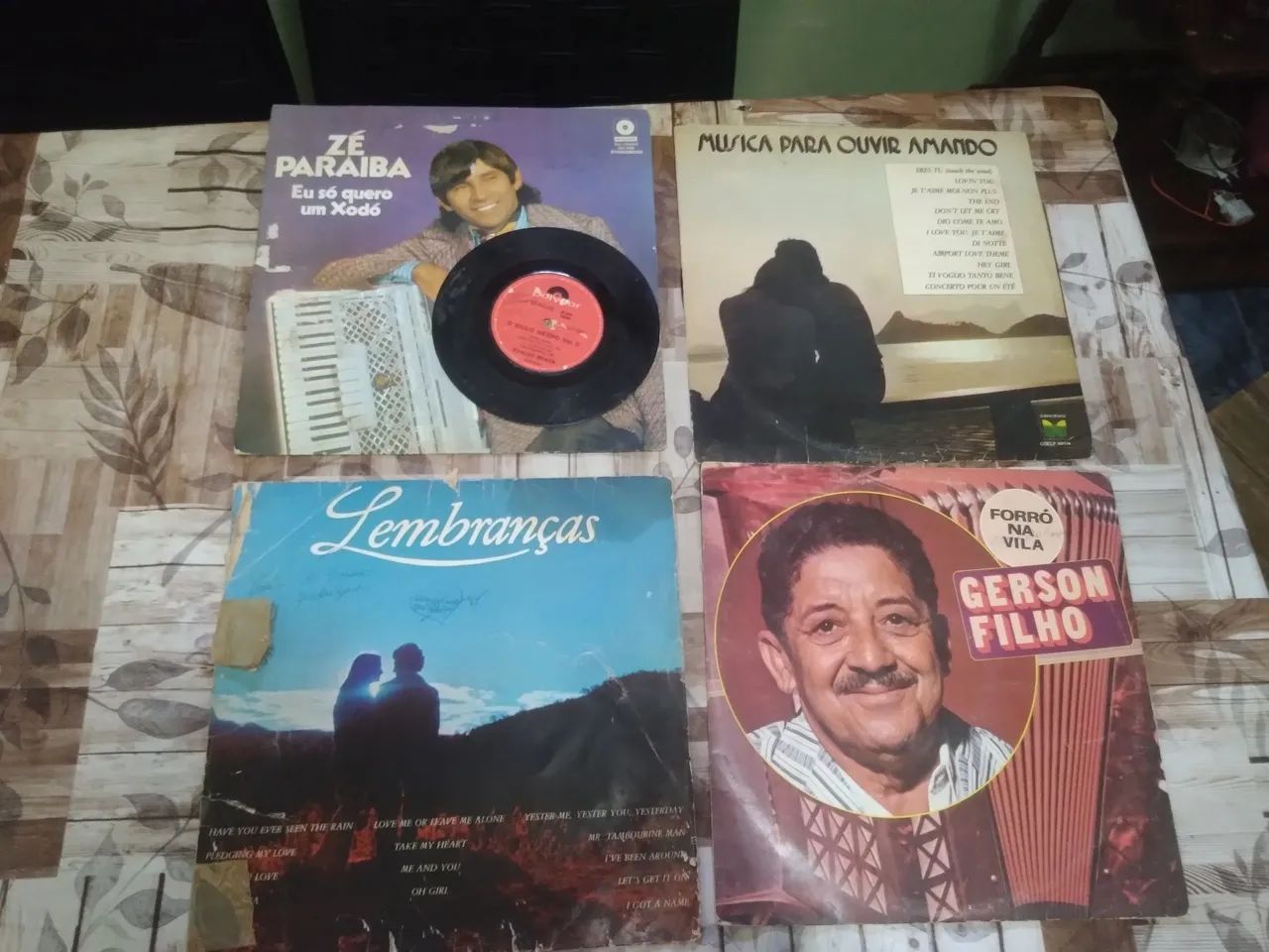 12 Discos de vinil antigo(LEIA A DESCRIÇÃO)(Aceito ofertas e negociar um valor melhor)