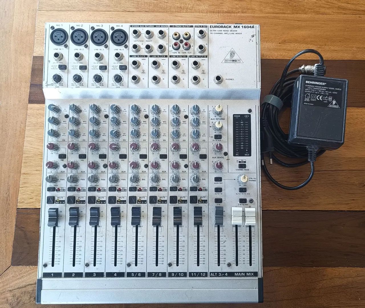 Mesa de Som Behringer Eurorack Mx1604a Mixer 220v ( 12 Canais )