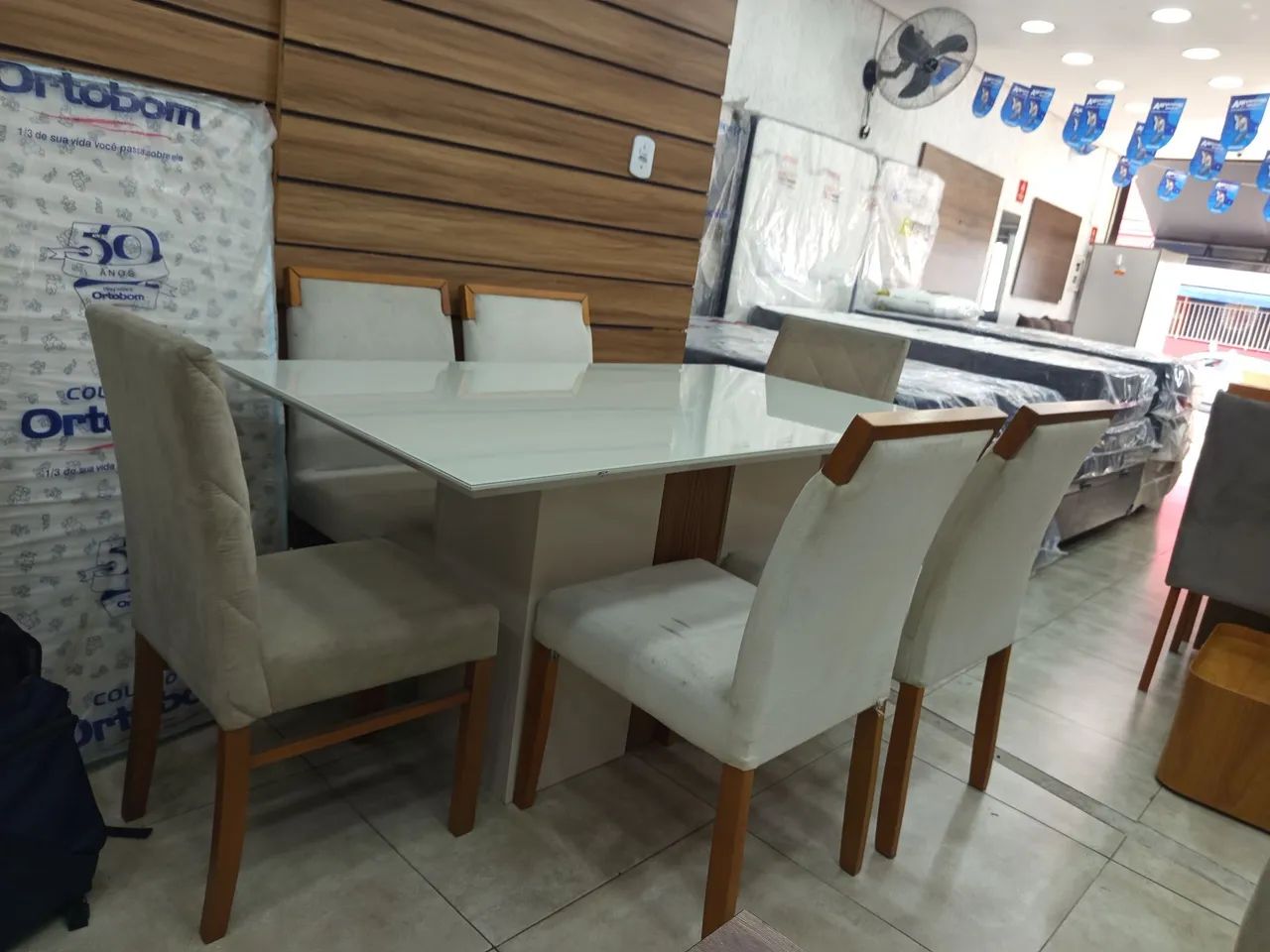 Vende se mesa com 6 cadeiras 