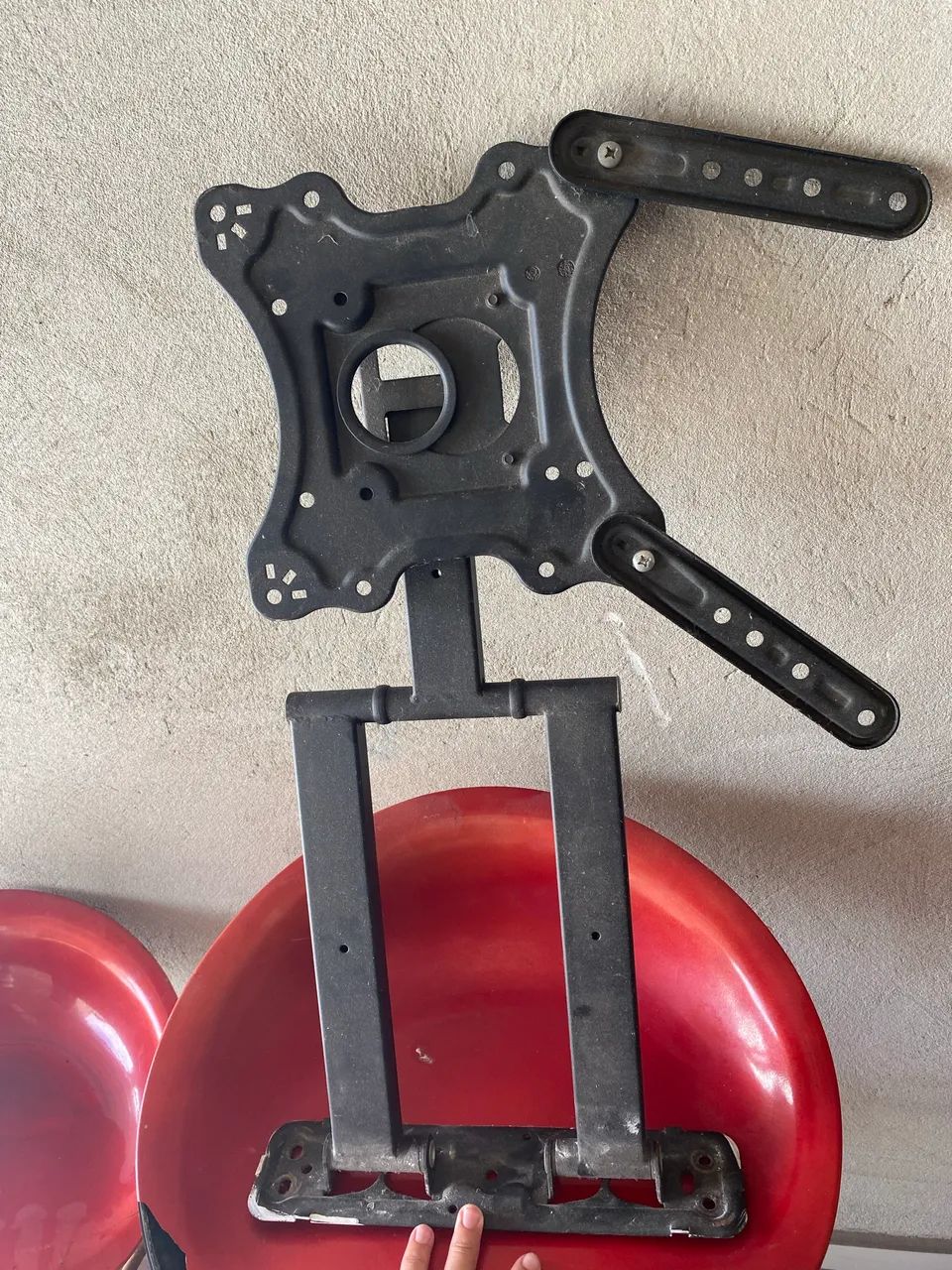  suporte tri-articulado de metal preto para TVs de 14 a 65 polegadas