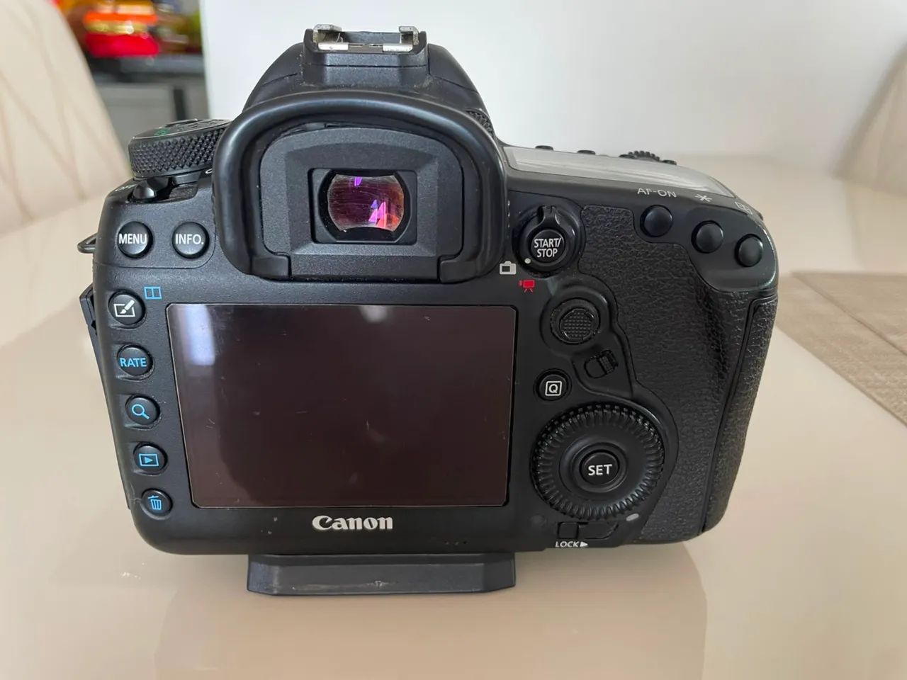 Canon 5D Mark IV - 51.992 Cliques + CF 128GB + SD 64GB - Câmeras e
