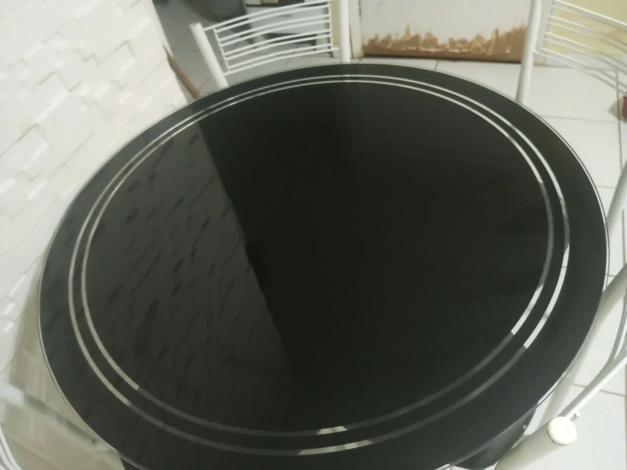 Vende-se mesa de quatro cadeiras