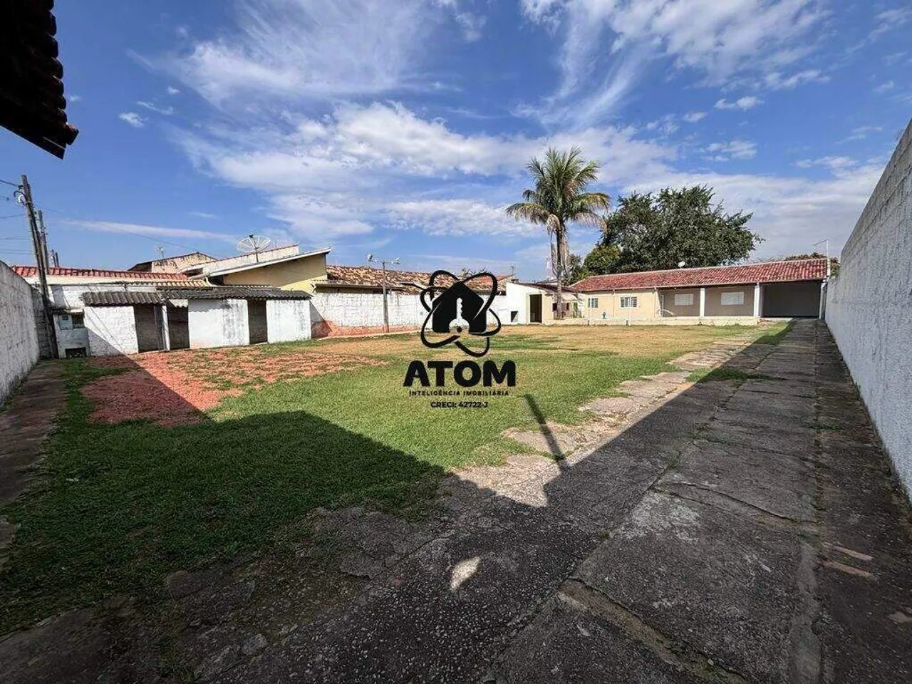 Chácara com piscina à venda em via pública.