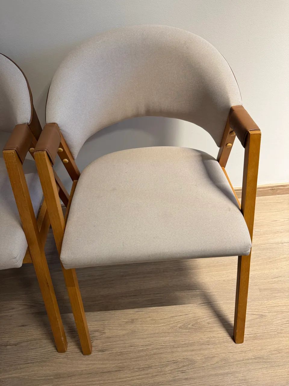 Conjunto cadeira estofada IMPECÁVEL  - Foto 2