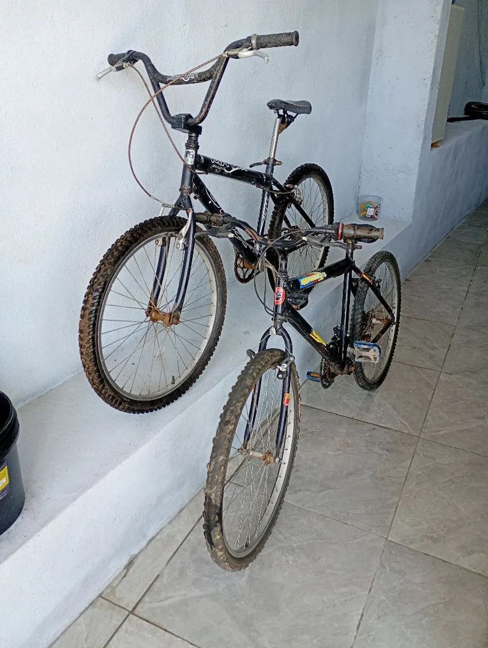 Duas bicicletas uma aro 24 e a outra aro 26