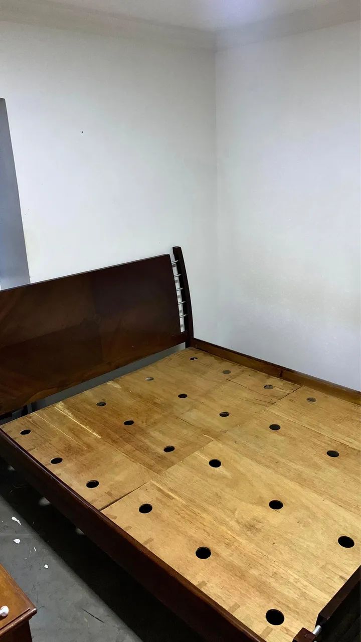 Vendo cama Queen de mogno maciço, semi nova sem colchão!  - Foto 2