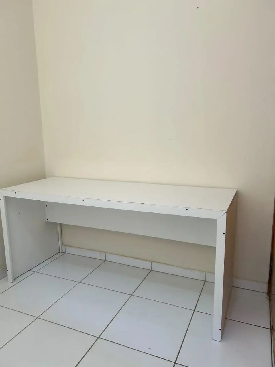 Escrivaninha branca, super espaçosa. Ideal para estudos, home office e computador 
