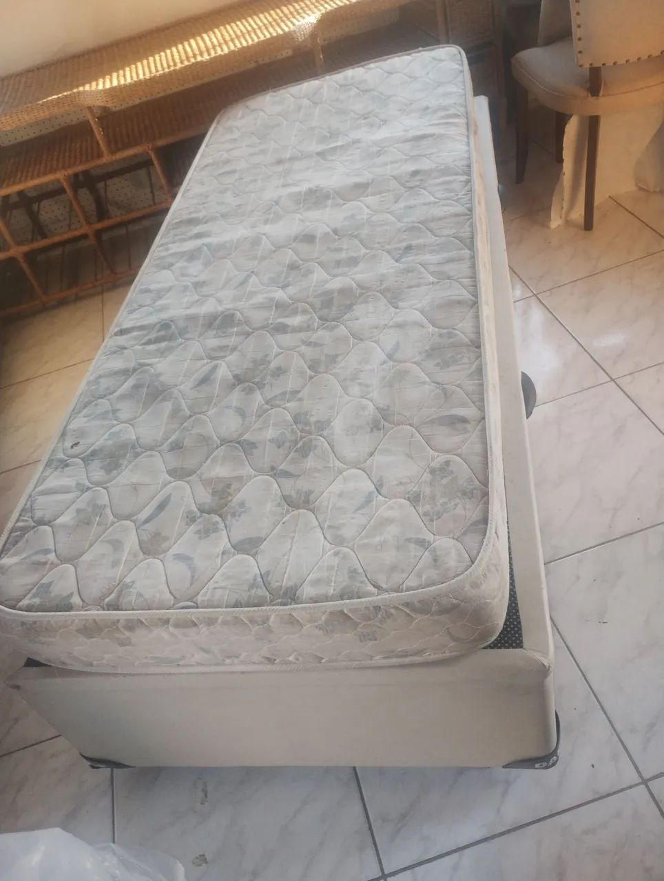 Vendo cama box baú solteiro courino  - Foto 2