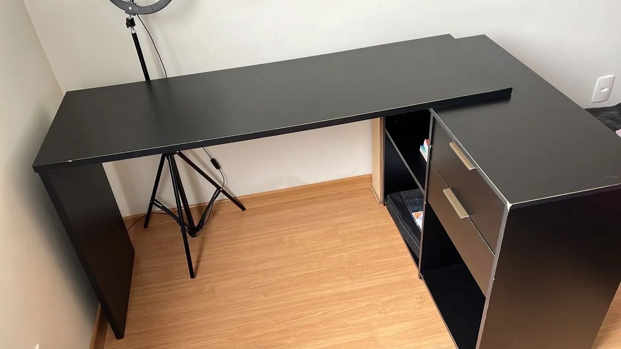 Mesa de escritório preta com gavetas e nichos  - Foto 2