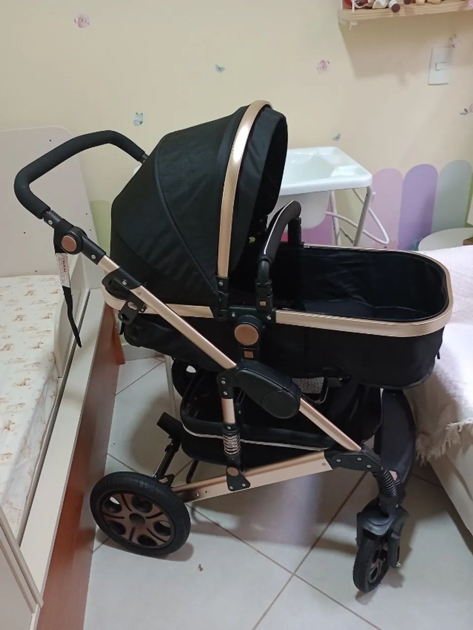 Carrinho com bebê conforto, banheiro com suporte e mini berço 