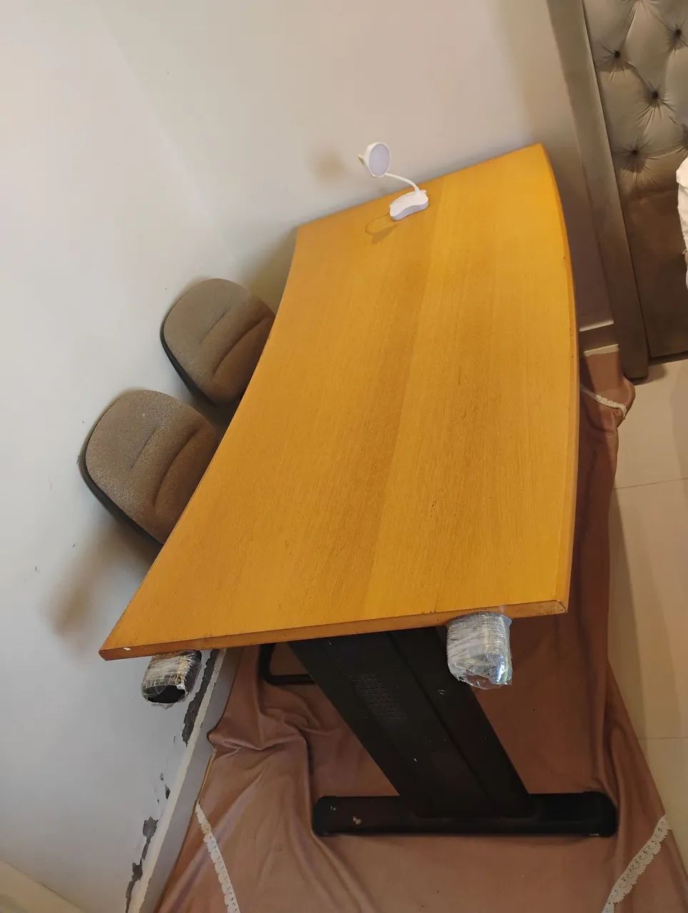 Mesa de escritório com 3 cadeiras  - Foto 2