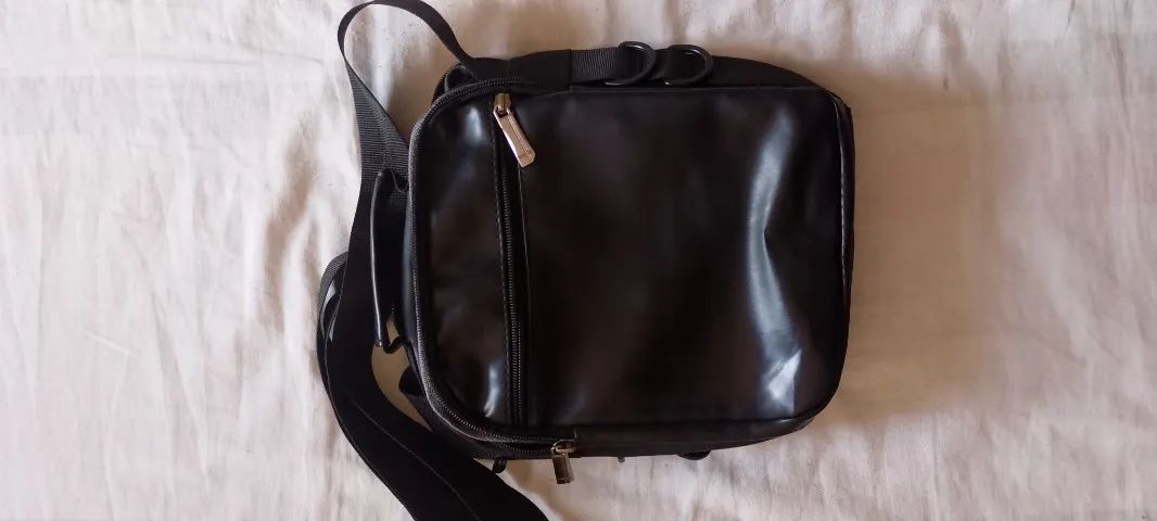 Bolsa transversal preta com alça - Foto 4