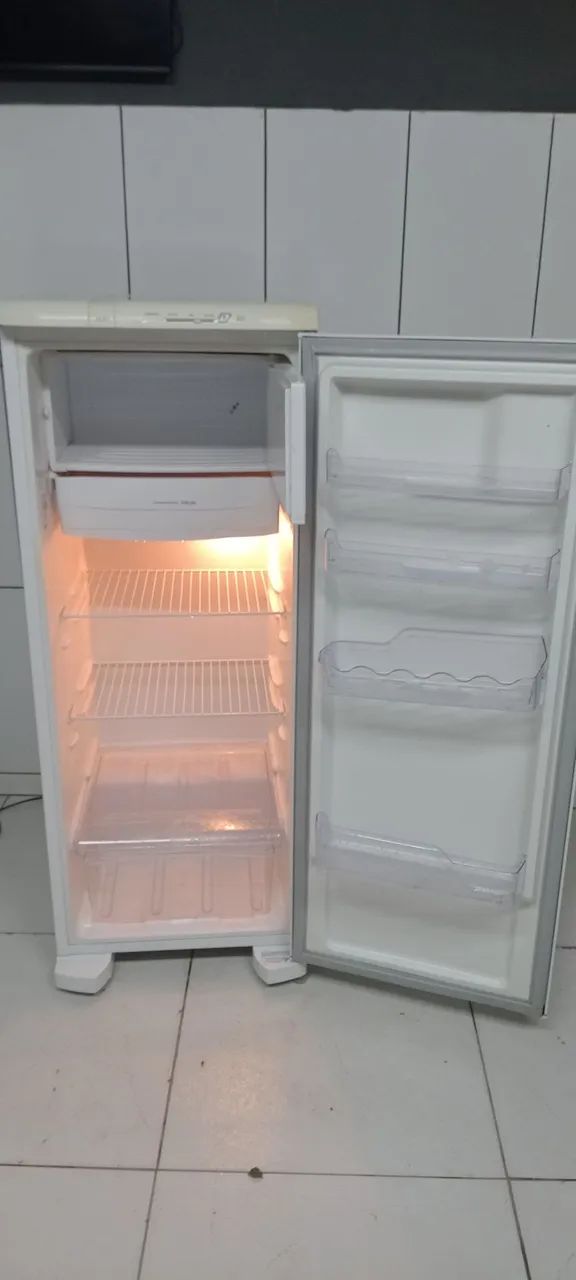Vende uma geladeira Eletrolux  - Foto 3