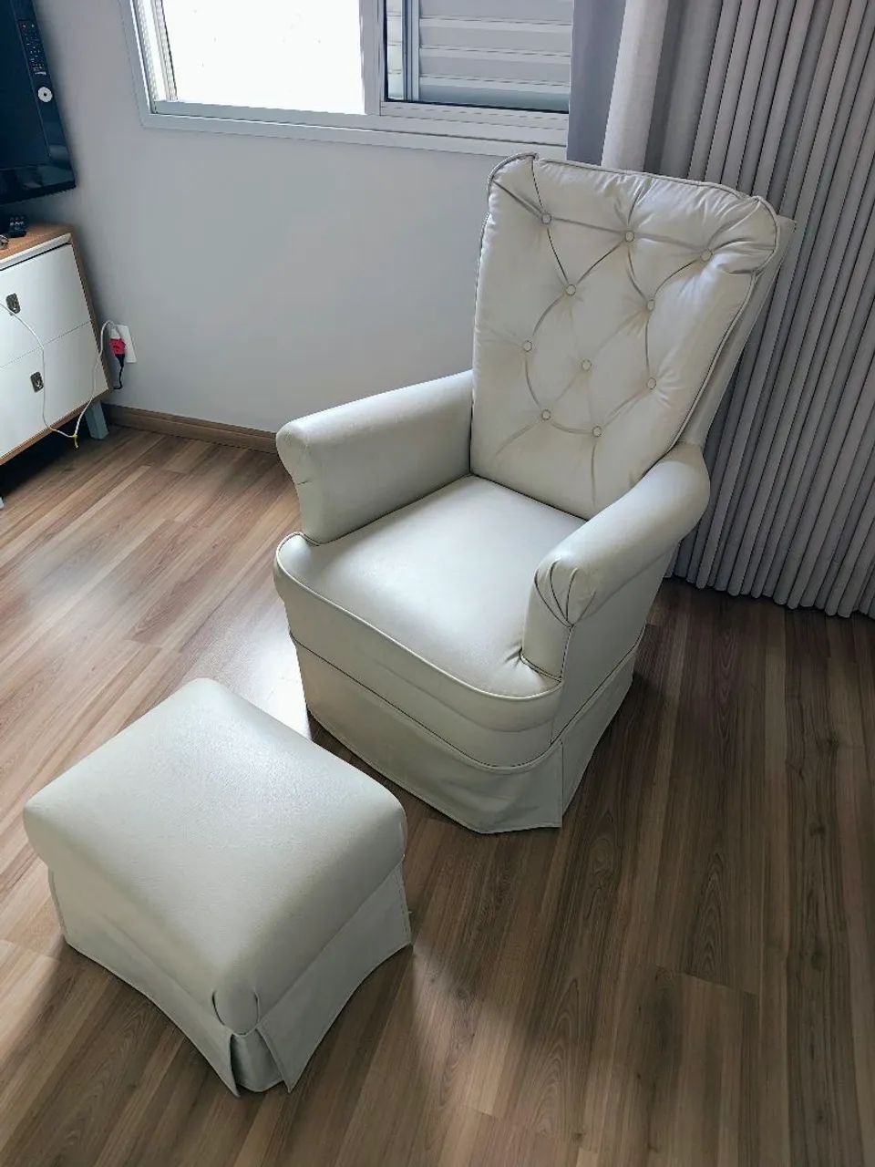 Poltrona de amamentação com pufe e balanço